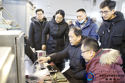 我院與內(nèi)蒙古自治區(qū)水利水電勘測設(shè)計院合作開展“泄水建筑物事故閘門不同底緣型式的水動力特性研究”水工模型試驗課題研究